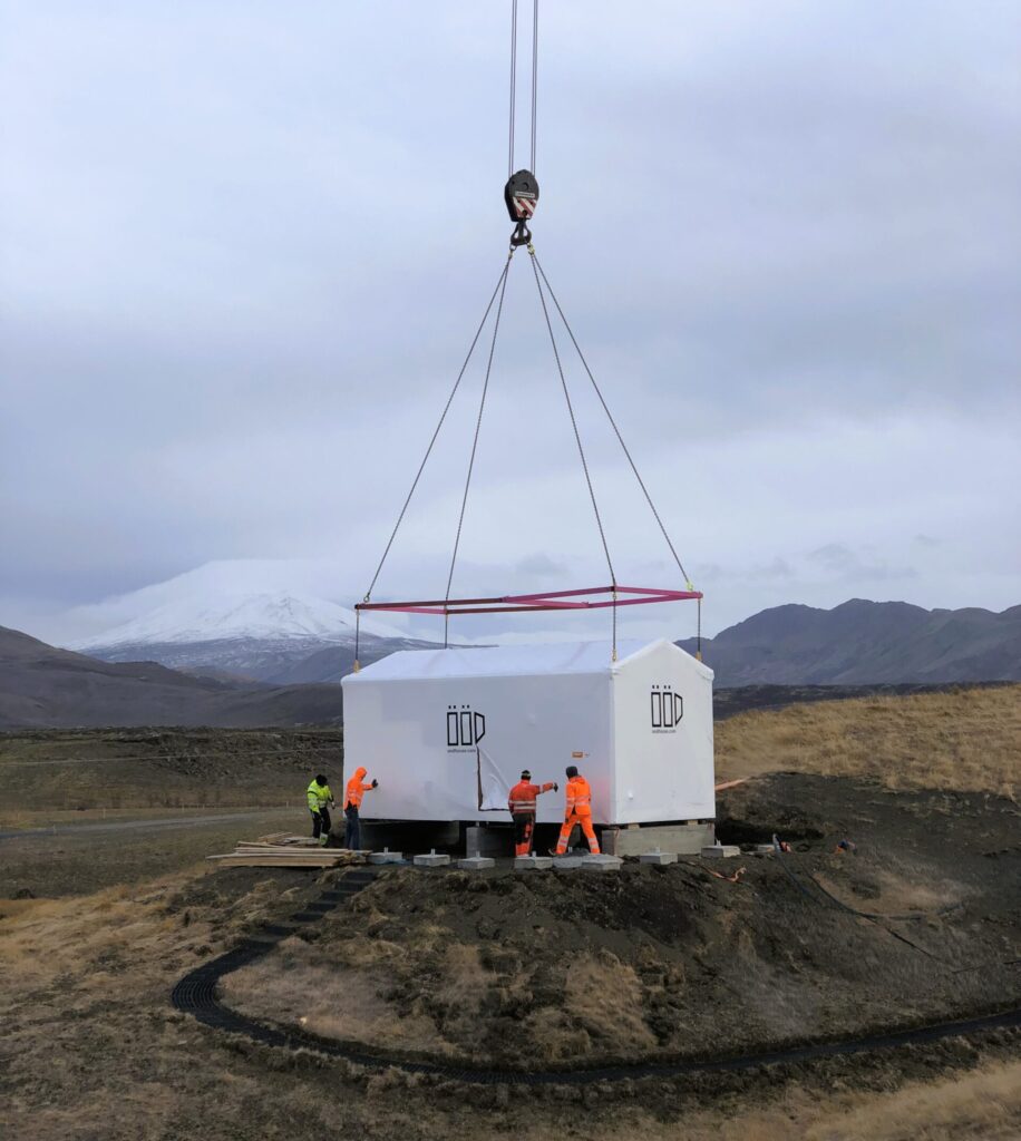 Module shrin kwrapped with HEAT3 Easypack picked with a crane